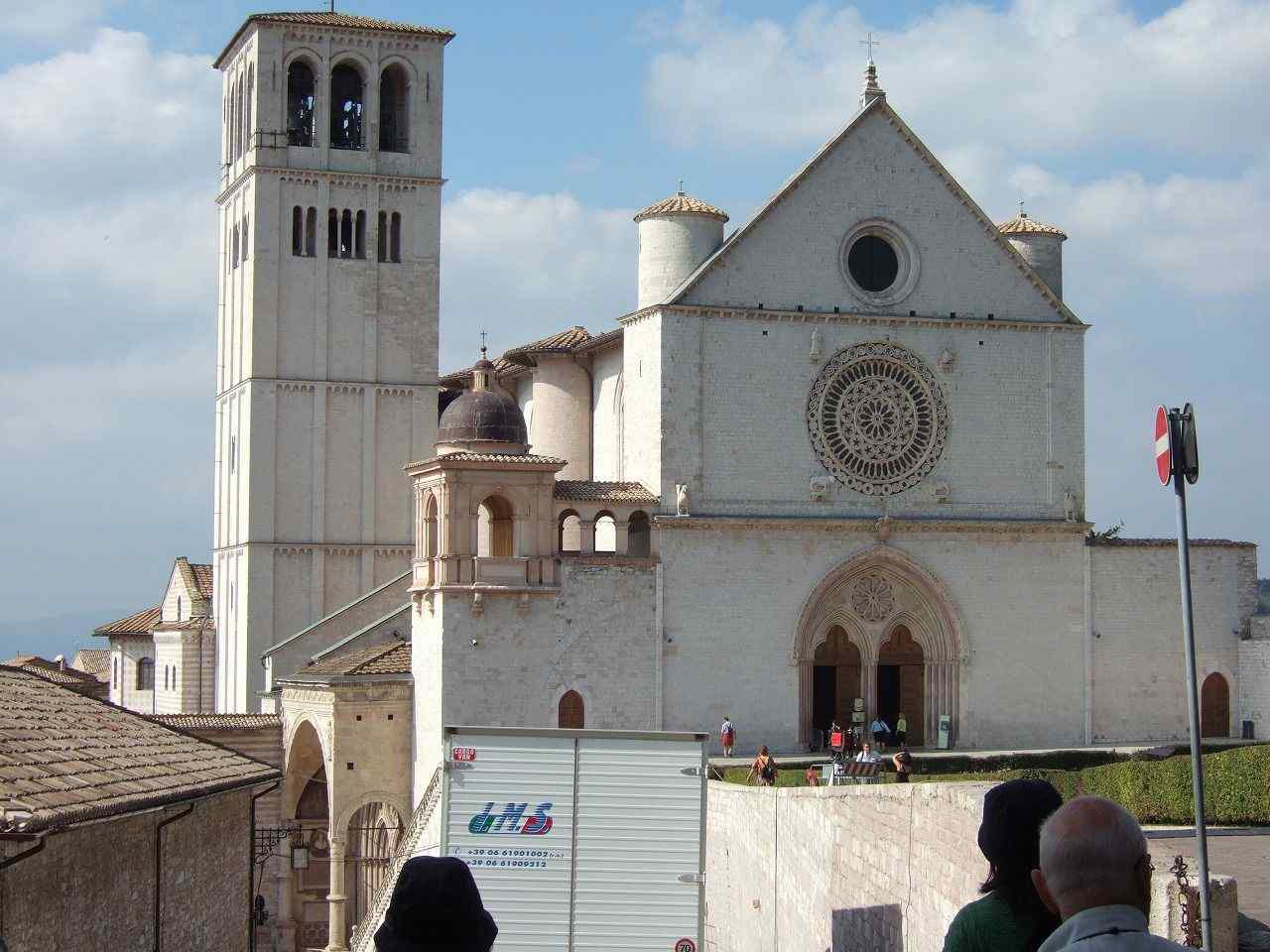 写真 聖フランチェスコ像と受難伝 サン フランチェスコ聖堂